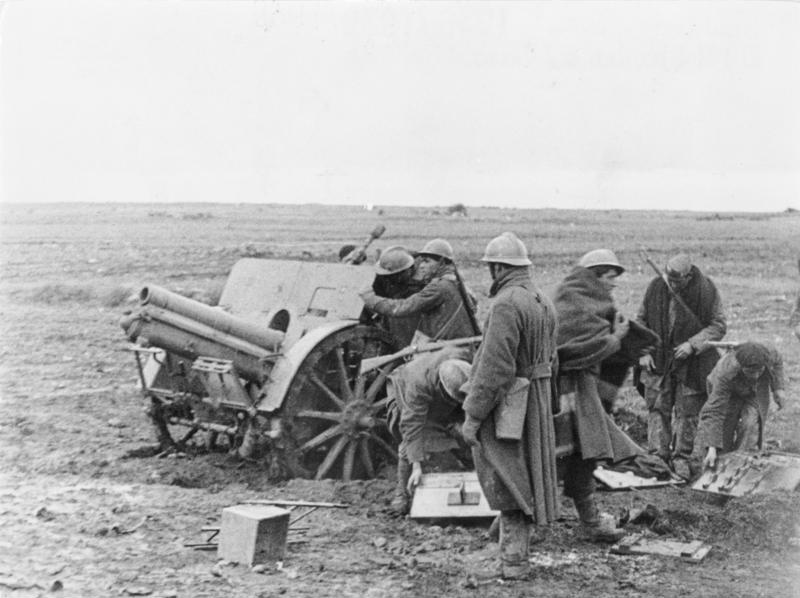 Soldados italianos del bando sublevado sirviendo un cañón en la Batalla de Guadalajara