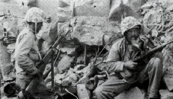 Tropas de la 5ª División de Marines en la conquistada cota 165 en Punta Kitano, Iwo Jima