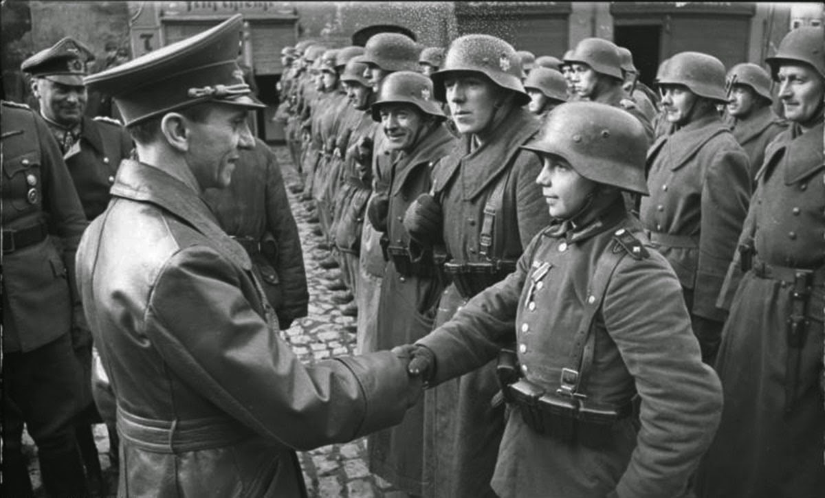 Goebbels saludando a Willi Hübner después de concederle la cruz de Hierro