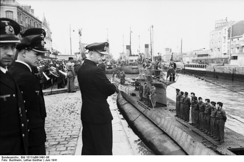Dönitz observa la llegada del U-Boot U-94 a Saint-Nazaire en junio de 1941