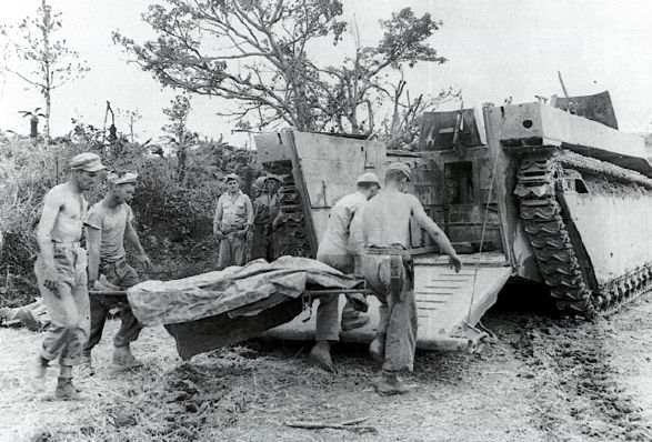 Marines llevando a sus caídos en combate hacia las lanchas LVT