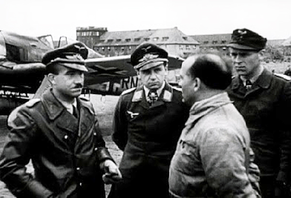 Visita del general Galland a Kurt Tank en Berlin