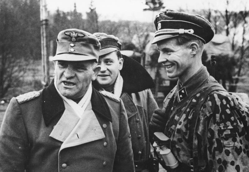 Joseph Dietrich con sus tropas en 1945