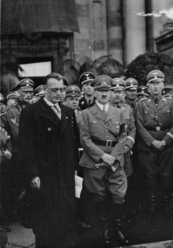 Arthur Seyss-Inquart, Adolf Hitler y Reinhard Heydrich en Viena. Marzo de 1938