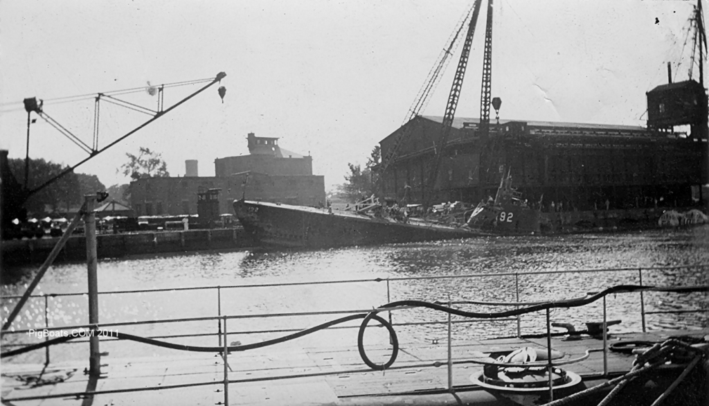 El Squalus en el atracadero 6 preparado para bombear agua, en el astillero naval de Portsmouth. La parte frontal de la torreta muestra los daños causados por el levantamiento de los pontones