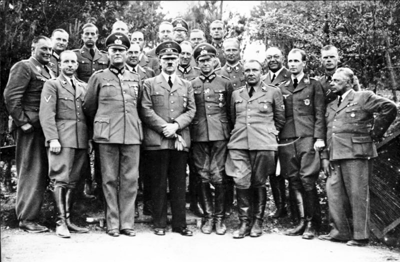Cuartel general de Hitler, Hitler con el personal, mayo o junio de 1940, Heinrich Hoffmann primera fila de la derecha