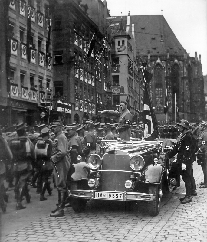 Hitler triunfante pasa revista a los miembros de las SA con motivo del congreso del partido en Núremberg en 1935, algo que el Führer hacía continuamente