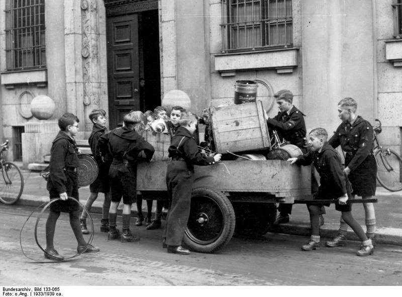 Recogida de chatarra de metal de las Juventudes Hitlerianas en Worms, 1938