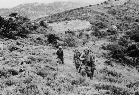 Grupo de Fallschirmjäger avanzando por las colina próximas a Perivolia