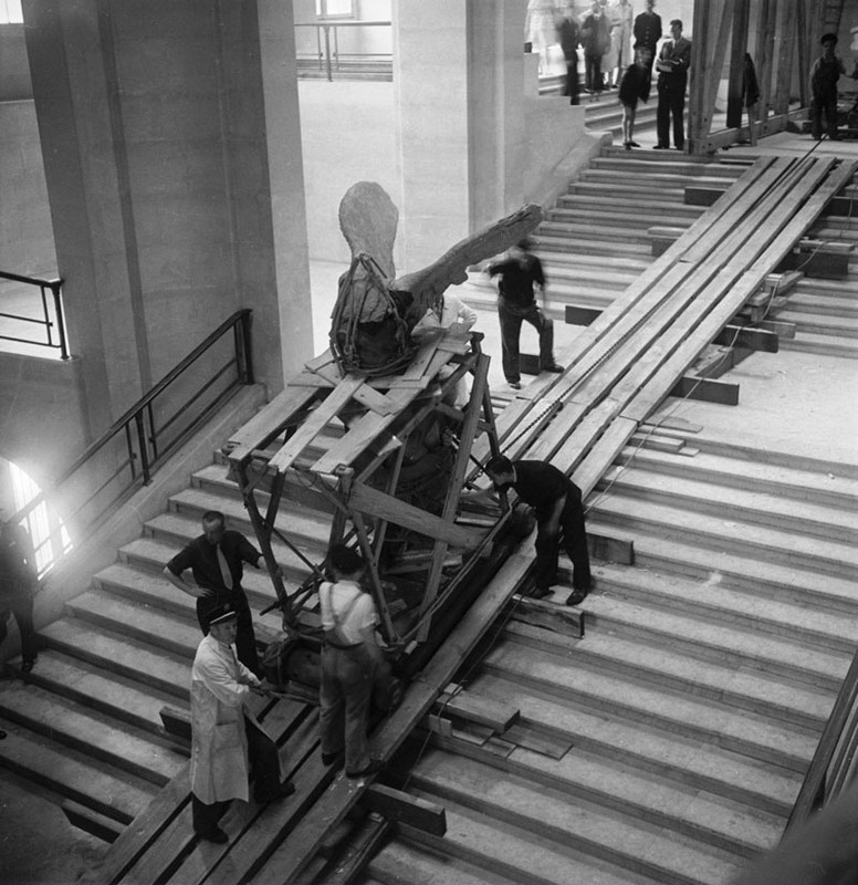 La Victoria de Samotracia sujeta con cuerdas a poleas, durante la evacuación de las obras del Museo del Louvre. Finales de 1938