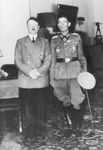 Eduard Dietl y Hitler, tras concederle las Hojas de Roble en Berlín el 20 de julio de 1940