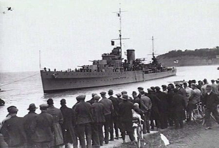 El Crucero Británico HMS Neptune, que fue dañado durante el combate