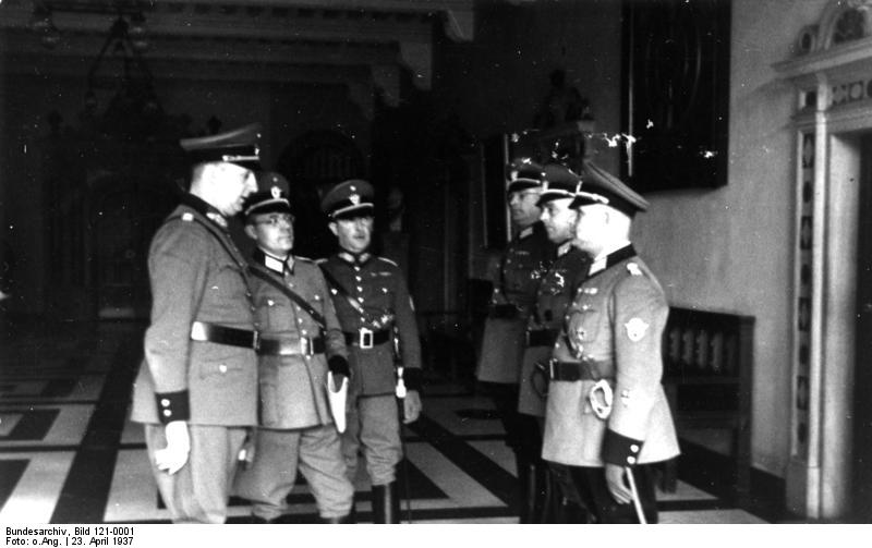 Kurt Daluege conversando con el SS-Gruppenführer und Generalleutnant der Polizei Heinrich Lankenau y con el Chef der Ordnungspolizei Adolf von Bomhard. Bremen, 23 de abril de 1937