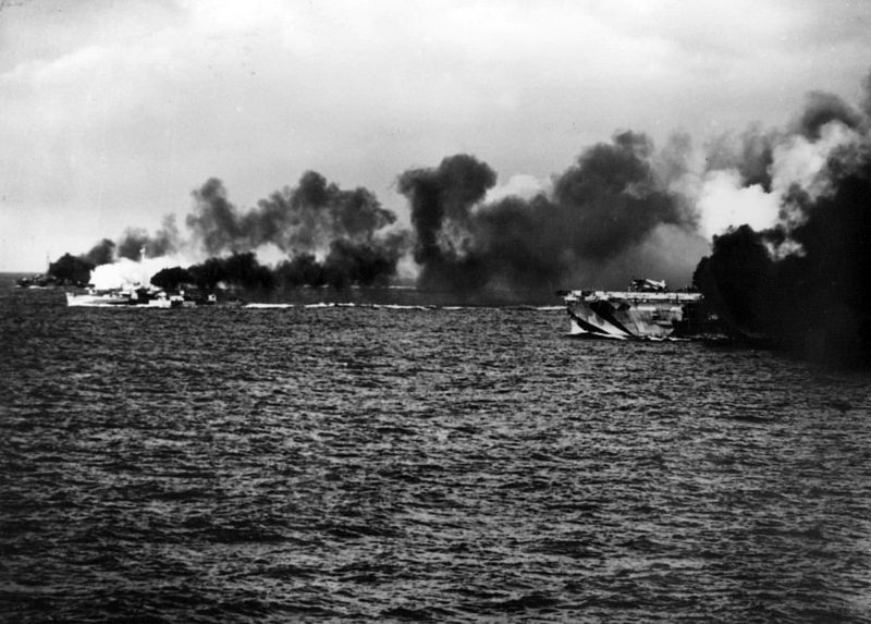 El USS Gambier Bay CVE-73 bajo fuego enemigo en Samar