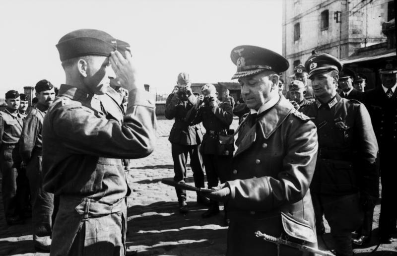 Großadmiral Raeder saludando a Otto Kretschmer tras su llegada
