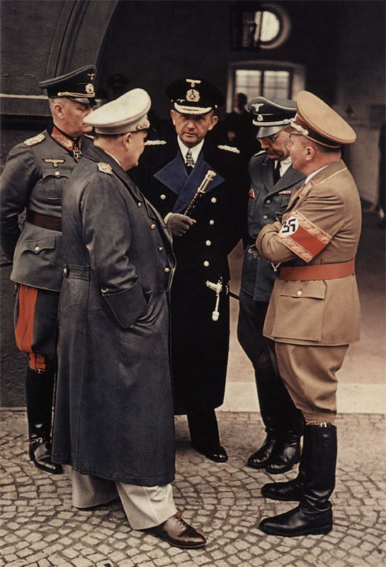 Wilhelm Keitel, Hermann Göring, Karl Dönitz, Heinrich Himmler y Martin Bormann conversando