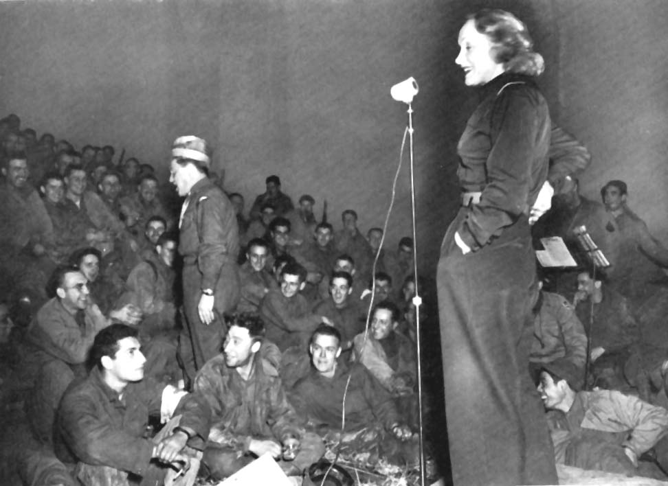 Actuando para las tropas aliadas en 1944