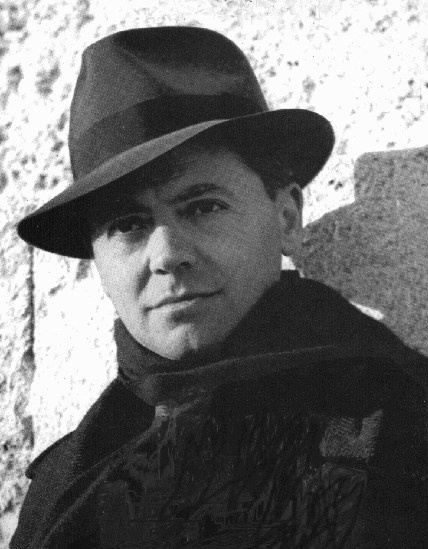 Jean Moulin, con la característica bufanda que cubría la cicatriz de su cuello producida al intentar suicidarse Jean Moulin, con la característica bufanda que cubría la cicatriz de su cuello producida al intentar suicidarse