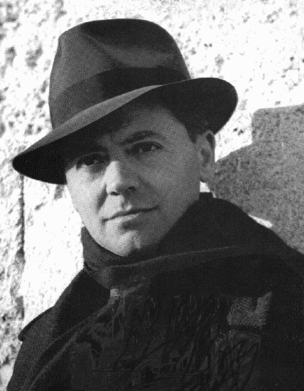 Jean Moulin, con la característica bufanda que cubría la cicatriz de su cuello producida al intentar suicidarse