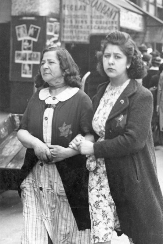 Dos mujeres judías en el París ocupado, llevando la Estrella de David. en junio de 1942, pocas semanas antes de la detención en masa