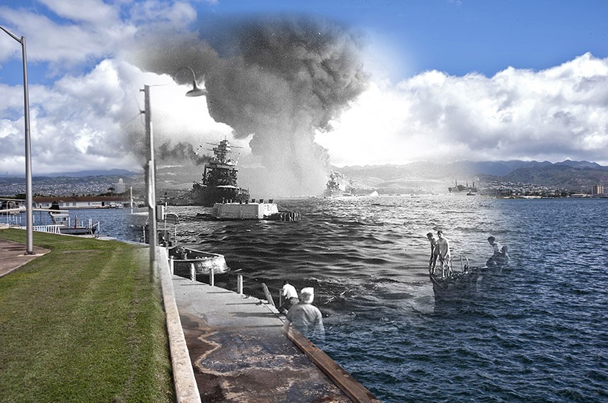 El acorazado USS California BB 44 arde en primer término mientras el USS Arizona BB 39 se quema en el fondo después del ataque inicial contra Pearl Harbor
