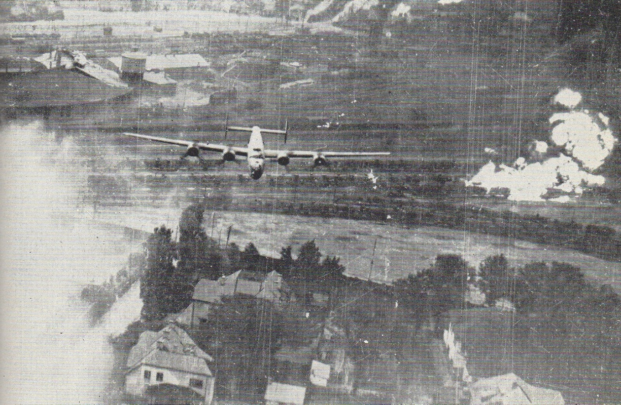 Imagen tomada por el artillero de cola de uno de los B-24 atacantes