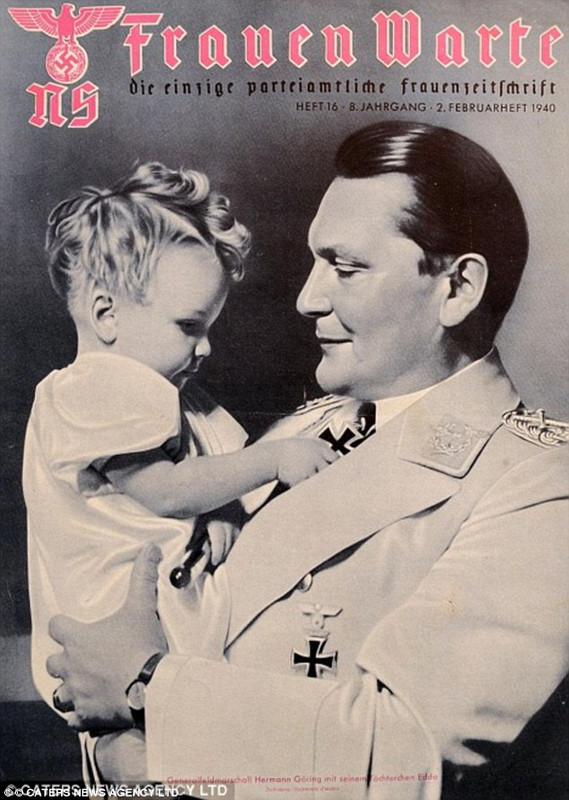 Mostrando su lado amable, Hermann Goering aparece en la portada de una revista con la hija Edda en 1940