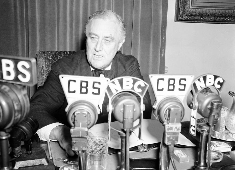 Franklin D. Roosevelt dirigiéndose a la nación por radio desde la Casa Blanca