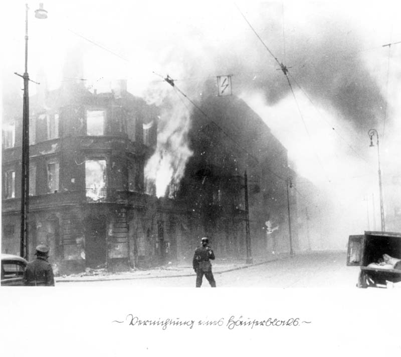 Edificios en llamas durante el levantamiento