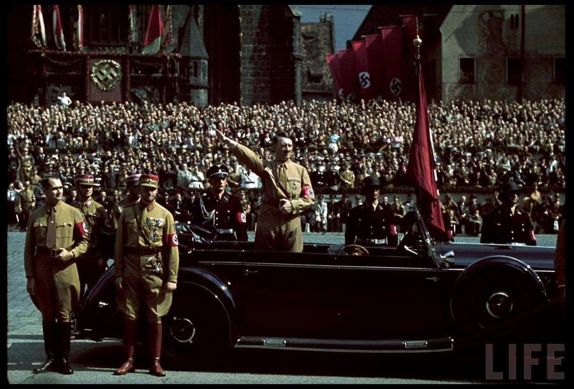 Adolf Hitler en la toma de posesión de los abanderados de las SS