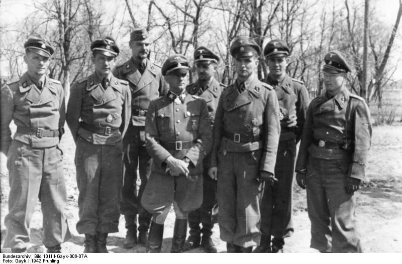 Joseph Dietrich con el SS-Obersturmbannführer Max Wünsche, el SS-Hauptsturmführer Karl Rettlinger y otos oficiales de la Leibstandarte el 21 de marzo de 1942