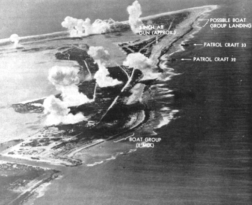 Costa sur de la Isla Wake, objetivo de la segunda oleada de desembarcos, bajo las bombas japonesas
