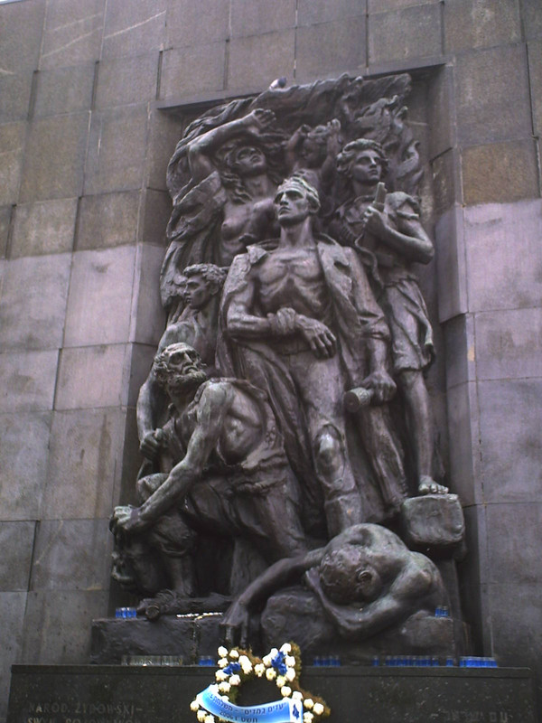 Monumento a los héroes del gueto de Varsovia