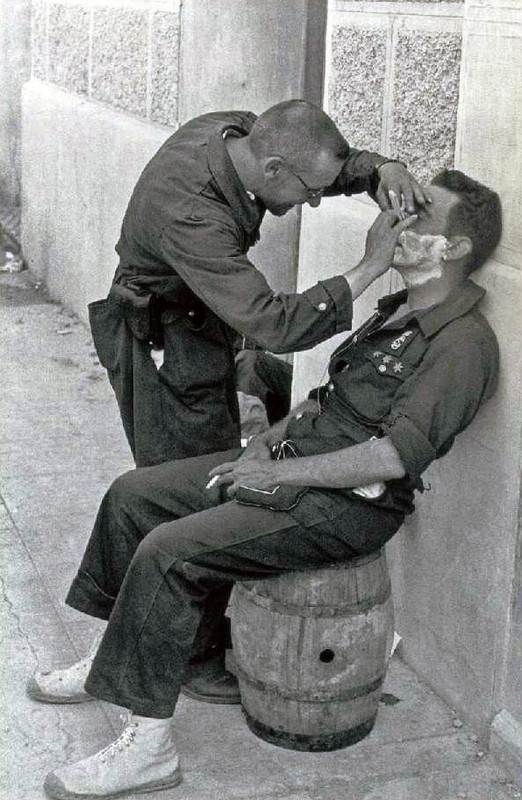 Huesca, agosto de 1936. El peluquero de la compañía afeita al capitán