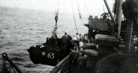 Una lancha LVT es bajada de un transporte durante la preparación del asalto de Tarawa