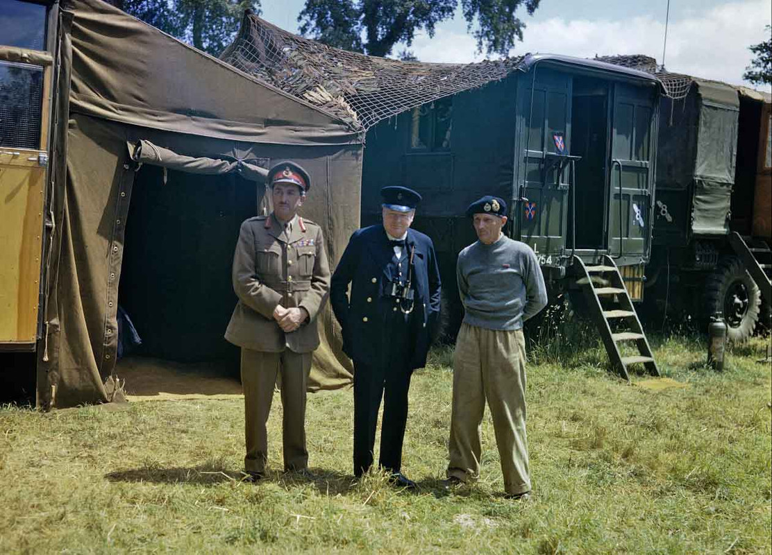 Alan Brooke, primero por la izquierda, Winston Churchill, centro y Bernard Law Montgomery, derecha, en Normandía, el 12 de junio de 1944, Día D+7