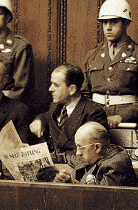 Albert Speer y Walter Funk en el banquillo en Nuremberg