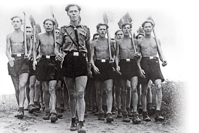 Miembros de la Hitlerjugend efectuando una marcha