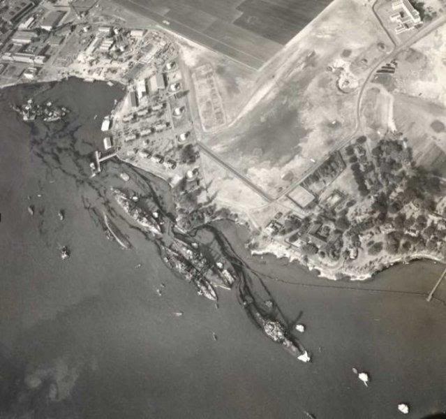 Fotografía de un piloto japones en el primer ataque con torpedos. De izquierda a derecha, el USS Nevada, USS Vestal, USS Maryland y USS Oklahoma, también el USS Neosho visible parcialmente en el extremo derecho de la foto