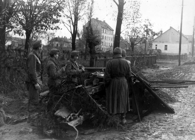 Soldados húngaros a cargo de un Cañón antitanque en los suburbios de Budapest, noviembre de 1944