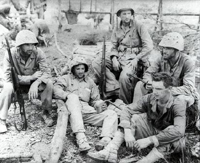 Okinawa. Marines descansando en lugar seguro durante una pausa en los combates