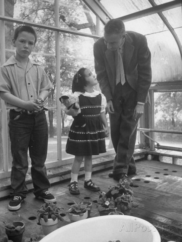 Robert Oppenheimer con sus dos hijos Peter y Katherine Robert Oppenheimer con sus dos hijos Peter y Katherine