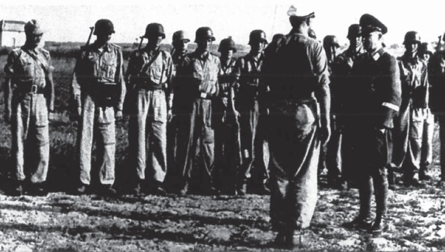 El general Student pasa revista al equipo de Skorzeny antes de la misión. Los hombres de Skorzeny sólo portaban armas ligeras pues no estaba planeado que participasen en el asalto, en su lugar debían limitarse a escoltar a Mussolini una vez hubiese sido liberado por los paracaidistas de von Berlepsch