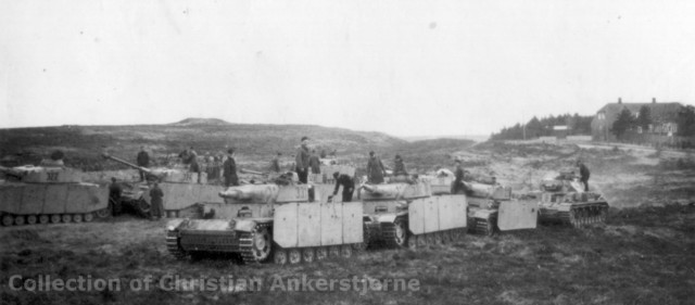 Cinco Pz Kpfw IV Ausf. G o H y un Pz Kpfw IV Ausf. E, a la derecha, así como tres Pz III Kpfw Asuf. N en las afueras de Viborg, Dinamarca
