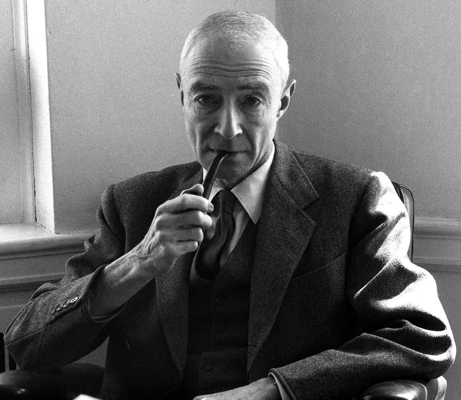 Oppenheimer, durante una entrevista en el Instituto de Estudios Avanzados, Princeton en 1963 Oppenheimer, durante una entrevista en el Instituto de Estudios Avanzados, Princeton en 1963