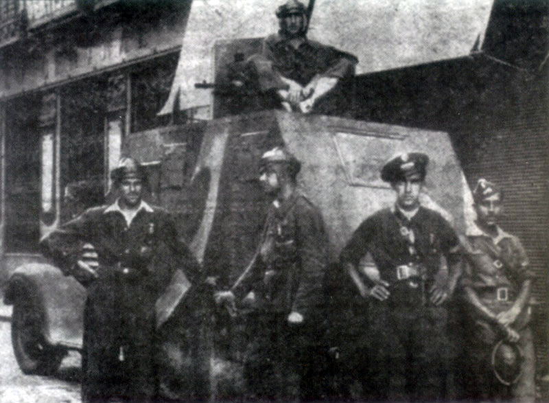 Guardias de Asalto con un blindado modelo Bilbao 1932