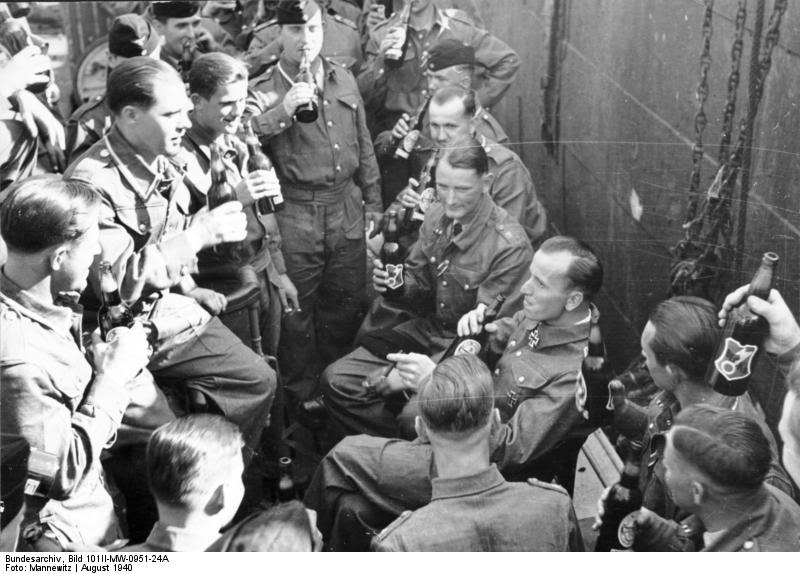 Kretschmer con la tripulación del U-99 celebra su Cruz de Caballero en 1940