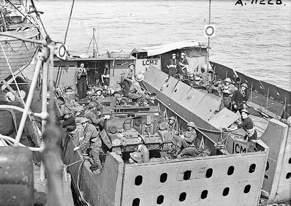 Lanchas de desembarco se acoderan a un destructor durante la retirada de Dieppe. El cañón autopropulsado Bren fue uno de los pocos vehículos rescatados