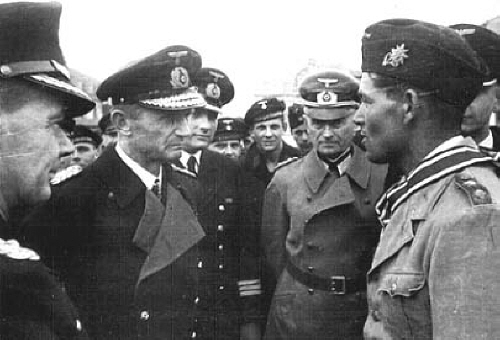 Vizeadmiral Karl Dönitz el 1 de mayo de 1941 con el Kptlt. Wilhelm Schulz del U-124