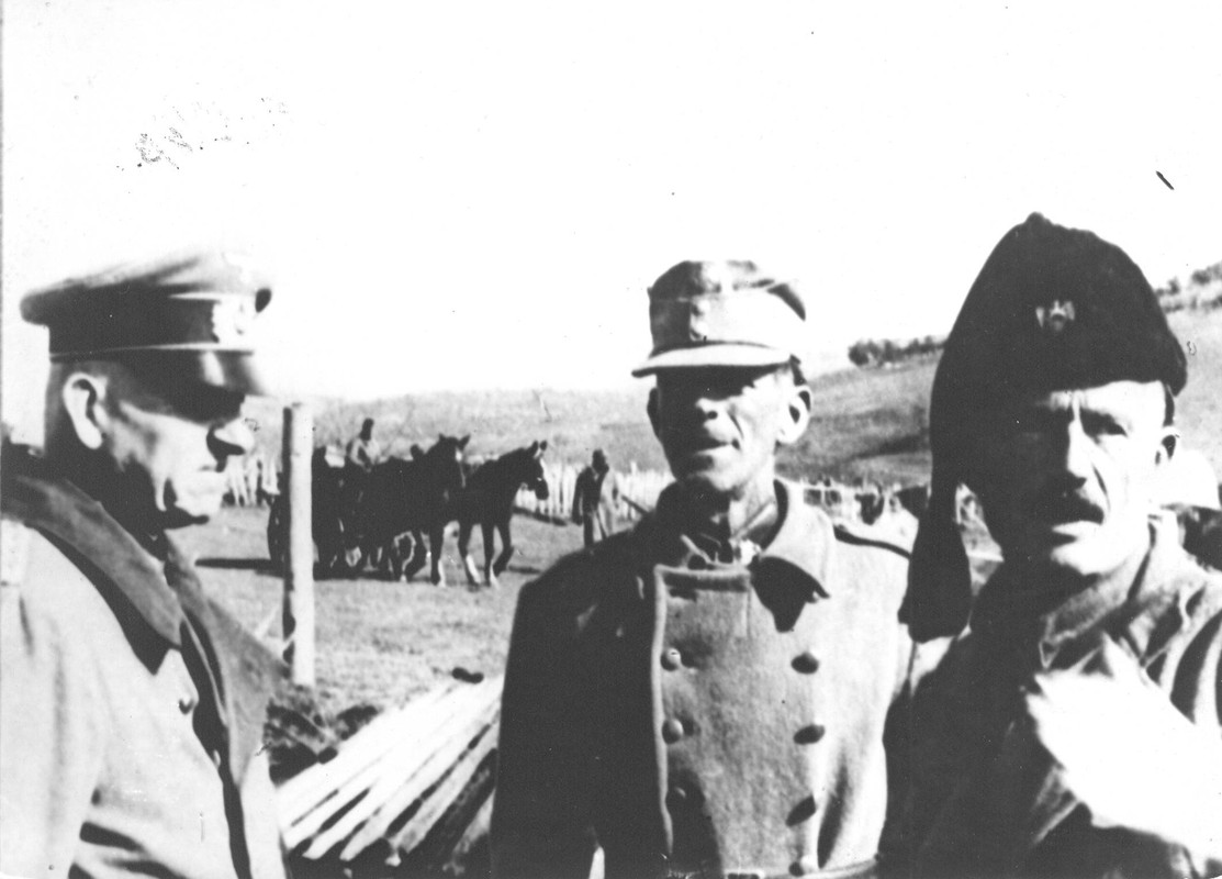 General de División Friedrich Stahl, está junto a un oficial ustacha y el comandante Rade Radić en el centro de Bosnia